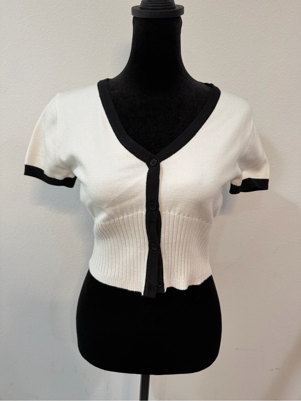Commense White and Black Crop Top
